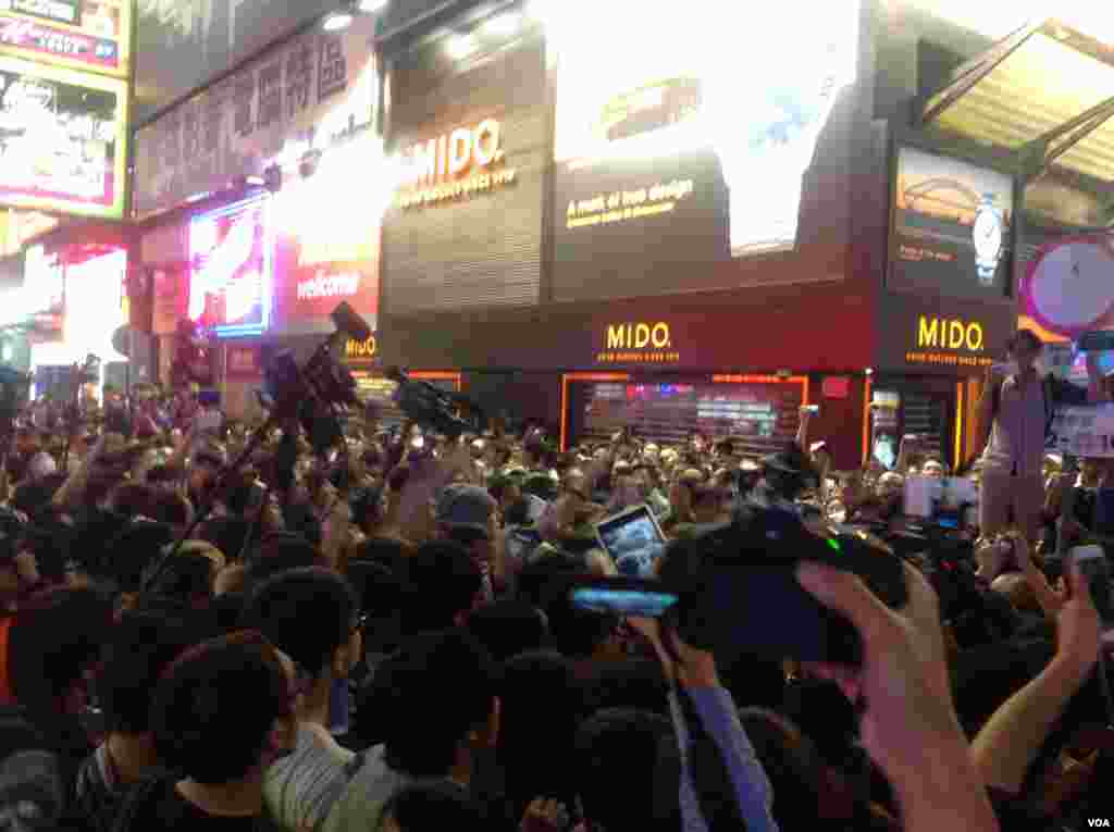 大批市民连续第二晚在旺角与警方“巷战” （美国之音海彦拍摄 ）