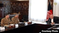 د افغانستان صدر اشرف غني په کابل کې د پاکستان د پوځ مشر جنرل فمر جاوید باجوه سره په یوه وړاندینۍ ناسته کې