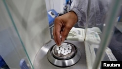 印度一家医药公司的雇员在称普通止痛药扑热息痛药片的重量。（2020年3月4日）