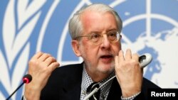 联合国叙利亚问题独立调查委员会主席、巴西法律学者保罗·皮涅罗在记者会上发言（2016年2月8日）