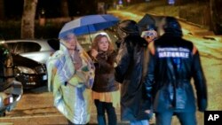 Des résidents d’Ussita dans le centre de l'Italie, se préparent à passer la nuit dans des tentes sous une pluie battante, le 27 octobre 2016, à la suite d'un tremblement de terre de 5,9 qui a détruit une partie de leur quartier. Une paire de fortes répliques a secoué la fin de l'Italie centrale.