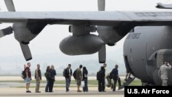 지난 2009년 5월 한반도 비상사태에 대비한 정례 주한미군 가족 대피훈련이 오산기지에서 실시됐다. 미군 가족들이 일본 요코타 공군기지로 향하는 수송기에 탑승하고 있다.