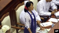 25일 의회에서 발언하는 버마의 민주화 운동가 아웅산 수치 의원.