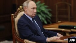 پیوستن به دادگاه کیفری بین‌المللی به این معنی است که ارمنستان در صورت ورود ولادیمیر پوتین، رئیس‌جمهوری روسیه، به این کشور باید او را دستگیر کند. 