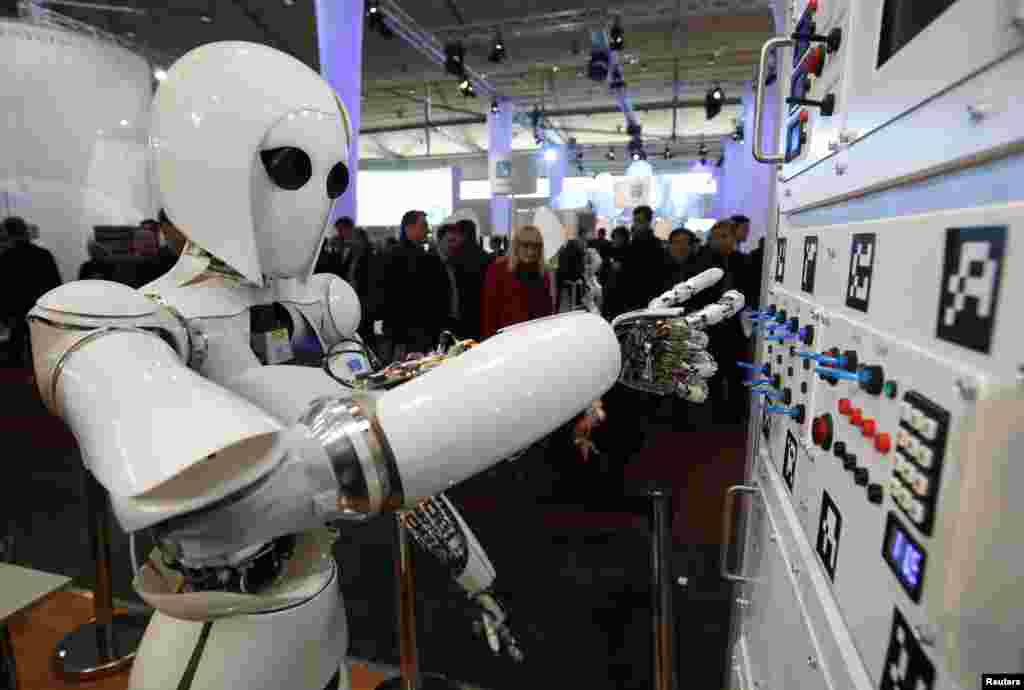 Robot berbentuk manusia &#39;Aila&#39; mengoperasikan papan kontrol selama demonstrasi oleh pusat penelitian Jerman untuk kecerdasan buatan di pameran CeBit, Hanover, Jerman.