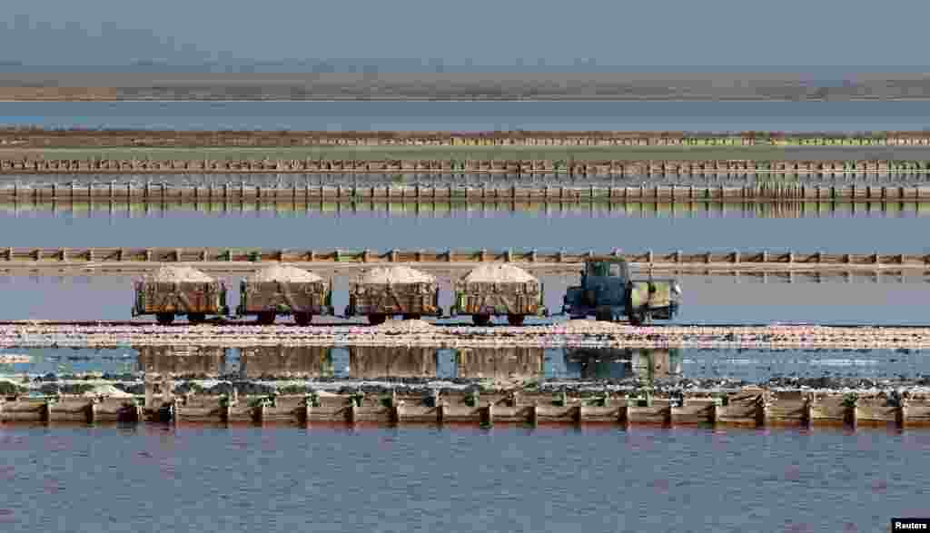 រថភ្លើង​មួយ​ខ្សែរ​បើកបរ​កាត់​តំបន់​លិចទឹក​ពីបឹង​មួយ​ដែល​ត្រូវ​បាន​ប្រើសម្រាប់​ផលិត​អំបិល​ Sasyk-Sivash នៅ​ក្បែរទីក្រុង​ Yevpatoria &nbsp;ឧបទ្វីប Crimea កាលពី​ថ្ងៃទី​១៤ វិច្ឆិកា ២០១៧។