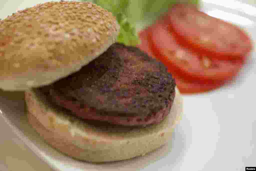 Burger daging pertama yang diciptakan di laboratorium, siap disantap setelah dimasak dalam peluncuran produk ini di London. (REUTERS/David Parry/pool)