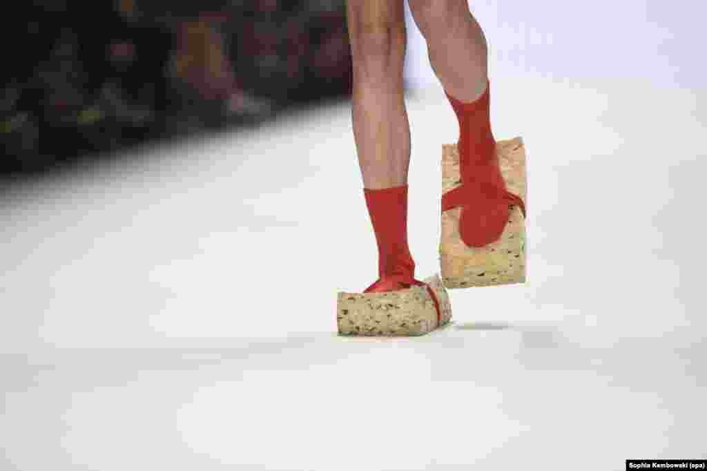 តារាម៉ូដែល​មួយរូប​បង្ហាញ​ពី​ស្នាដៃ​មួយ​ដែល​មាន​ឈ្មោះ​ថា &laquo;រចនាករ​សម្រាប់​ថ្ងៃ​ស្អែក&raquo; ដោយ​ក្រុម Fashion ID នៅ​ឯ​កម្មវិធី​បង្ហាញ​ម៉ូដ​ Mercedes-Benz Fashion Week Berlin ក្នុង​ក្រុង​ប៊ែរឡាំង ប្រទេស​អាល្លឺម៉ង់។&nbsp;