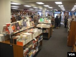 Customers check out the selection of books at Politics and Prose, an independent bookstore in Washington, D.C. (J. Taboh/VOA)