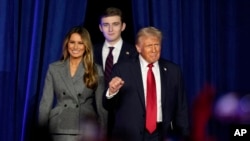 共和党总统候选人、前总统唐纳德·特朗普与夫人梅拉妮娅·特朗普和儿子拜伦·特朗普抵达位于佛罗里达州西棕榈滩的竞选总部。(2024年11月6日)