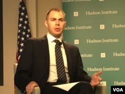 美国企业研究所研究员马明汉 (美国之音钟辰芳拍摄)