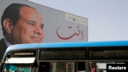 Un poster géant du président égyptien Abdel Fattah al-Sissi au Caire, en Égypte, le 25 mars 2018.