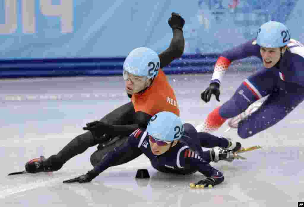 Sjinkie Knegt dari Belanda (kiri) dan Park Se-Yeong dari Korea Selatan bertabrakan saat berkompetisi dalam final speedskating nomor 1.500 meter di Iceberg Skating Palace, Sochi, Rusia (10/2). (AP/Bernat Armangue)
