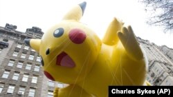 بازی پوکمان طوری طراحی شده که فرد با گوشی یک سری عروسک مجازی را در گوشه و کنار فضای واقعی شکار می کند.