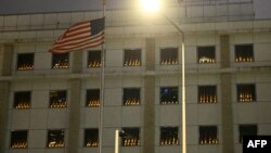 美国驻港领事馆的窗户点燃了蜡烛，纪念天安门民主运动被镇压35周年。（2024年6月4日）