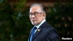 Perdana Menteri Malaysia Anwar Ibrahim meninggalkan kediaman resmi perdana menteri Jepang setelah pertemuan dengan Perdana Menteri Jepang Fumio Kishida di Tokyo, Jepang, 23 Mei 2024.