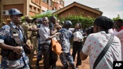 Polisi wakikabiliana na waandishi wa habari - Uganda