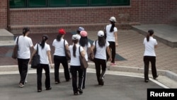 지난 2009년 9월 탈북민 여성들이 한국 정부의 탈북민 정착지원 센터인 하나원 건물로 들어서고 있다.