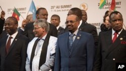 Sudanese president Omar al-Bashir, right, stands with other African leaders during a photo op at the AU summit in Johannesburg, June 14, 2015. 
