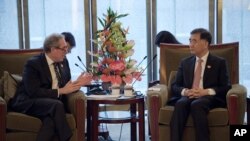 中国副总理汪洋与美国贸易代表弗罗曼在北京交谈。（2016年6月6日）