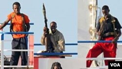 Bajak laut Somalia dengan senjata mereka, senapan penyerang AKM, peluncur granat RPG-7 dan pistol semi-otomatis.