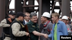 پترو پروشنکو رئیس جمهوری اوکراین در جمع گروهی از کارگران شهر ماریوپل - ۱۷ شهریور ۱۳۹۳ 