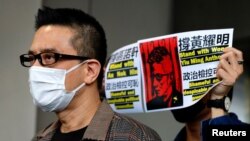 香港歌手黄耀明离开东区法院。（2021年8月5日）