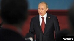 중국을 방문 중인 블라디미르 푸틴 러시아 대통령이 21일 상하이에서 열린 아시아 교류와 신뢰구축 회의에 참석한 후 기자들의 질문에 답하고 있다.