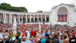 هزاران آمریکایی در «روز یادبود» در مکان های یادبود قربانیان جنگ حضور میابند. 