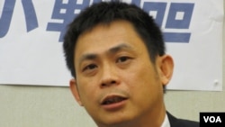 陆委会简任秘书李必仁（美国之音张永泰拍摄）