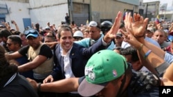 自行宣布为委内瑞拉总统的瓜伊多2019年4月30日在加拉加斯与支持者见面。