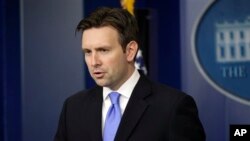 8일 정례브리핑 중인 조쉬 어네스트 백악관 부대변인. 