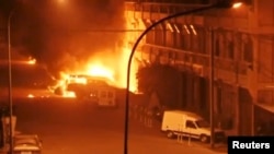 Kendaraan terbakar di luar Splendid Hotel di Ouagadougou, Burkina Faso, 15 Januari 2016, saat diserbu oleh kelompok pria bersenjata Islamis.