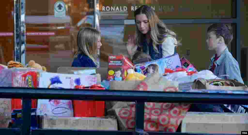 凯西兄妹和母亲瑞秋（美国之音国符拍摄）