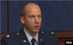 空军中校斯考特·冈恩是一名F-35A飞行员 （美国之音黎堡2016年11月7日拍摄）