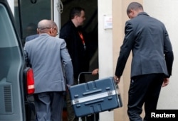 FILE PHOTO: Men unload a case containing the black boxes from the crashed Ethiopian Airlines Boeing 737 MAX 8 outside the headquarters of France's BEA air accident investigation agency in Le Bourget, north of Paris, France, March 14, 2019. REUTERS/Phili
