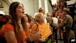 Aktivis hak-hak aborsi menyuarakan protes mereka terhadap aturan pembatasan pengguguran kandungan di gedung Capitol, Texas. (Foto: Dok)