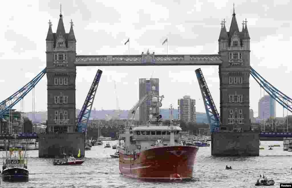 នាវា​នេសាទ​មួយ​ក្រុមធំ​កំពុង​ធ្វើ​យុទ្ធនាការ​ដើម្បី​ចាកចេញ​ពី​ពី​សហភាព​អឺរ៉ុប ដែល​ក្នុង​នោះ​រួម​មាន​នាវា Christina S ចត​ជិត​នាវា HMS Belfast នៅ​លើ​ទន្លេ Thames ក្រុង​ឡុងដ៍ ប្រទេស​អង់គ្លេស។