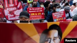 缅甸民众2021年2月16日在美国驻仰光大使馆外集会抗议缅甸军事政变（路透社）