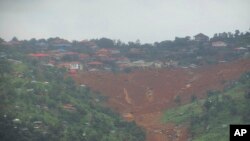 塞拉利昂首都弗里敦以东利金特地区发生泥石流，救援人员寻找幸存者 (2017年8月14日)