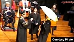 浸会毕业生11月15日携黄伞领取证书遭校长拒绝（苹果日报视频截图）