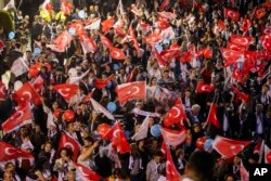 Pendukung Partai Rakyat Republik, atau CHP, berkumpul di luar Balai Kota di Ankara, Minggu, 31 Maret 2024. (Foto: AP)