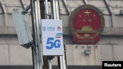中国河南洛阳市的一个5G装置上的中国移动与华为公司的标识。（2019年2月27日）