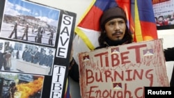 Seorang warga Tibet dalam demonstrasi pembebasan Tibet di Seoul, Korea Selatan. (Foto: Reuters/Jo Yong-Hak)