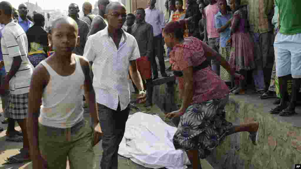Le corps d&#39;un homme tué &nbsp;dans la nuit, Bujumbura, 21 juillet 2015.
