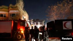 Polisi Afghan berjaga-jaga di lokasi serangan Taliban di wisma turis asing di Kabul (29/11). (Reuters/Mohammad Ismail)