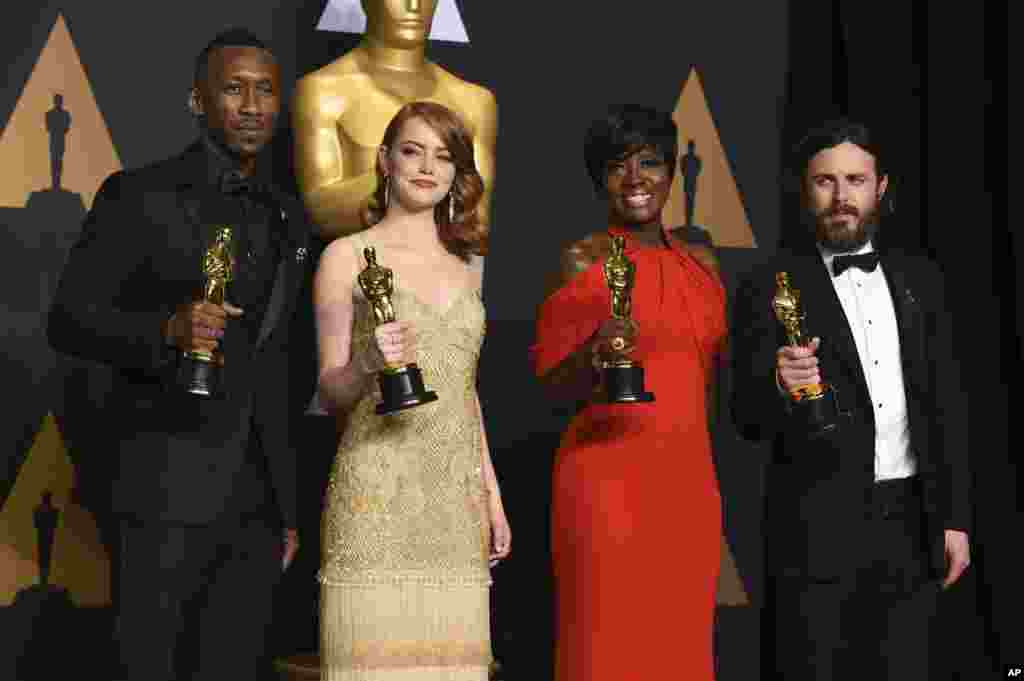 在2017年奥斯卡颁奖典礼上，四位获奖者站在奥斯卡金像旁。左起：在影片《月光男孩》中饰演胡安而荣获最佳男配角奖的马赫沙拉&middot;阿里（Mahershala Ali），艾玛&middot;斯通，因为出演影片《藩篱》（&ldquo;Fences&rdquo;）而获得最佳女配角奖的奥拉&middot;戴维斯（Viola Davis ），由于扮演电影《海边的曼彻斯特&rdquo;》（&quot;Manchester by the Sea&quot;）的男主角而获得最佳男演员奖凯西&middot;阿弗莱克（ Casey Affleck ）（2017年2月26日）。