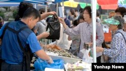 22일 서울 서대문구청 광장에서 열린 '추석맞이 직거래장터'에서 주민들이 명절 성수품을 구매하고 있다. 