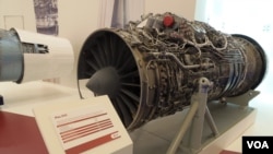 去年莫斯科武器展上展出的苏-35战机上使用的引擎。（美国之音白桦拍摄）