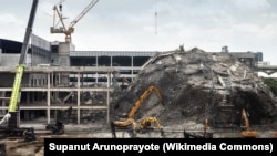 2025年3月28日缅甸强烈地震后，当时正在由中铁十局(泰国)负责施工兴建的泰国国家审计署新总部大楼倒塌。照片摄于曼谷JJ购物中心，2025年4月5日。(照片来源：Supanut Arunoprayote, Wikimedia Commons)